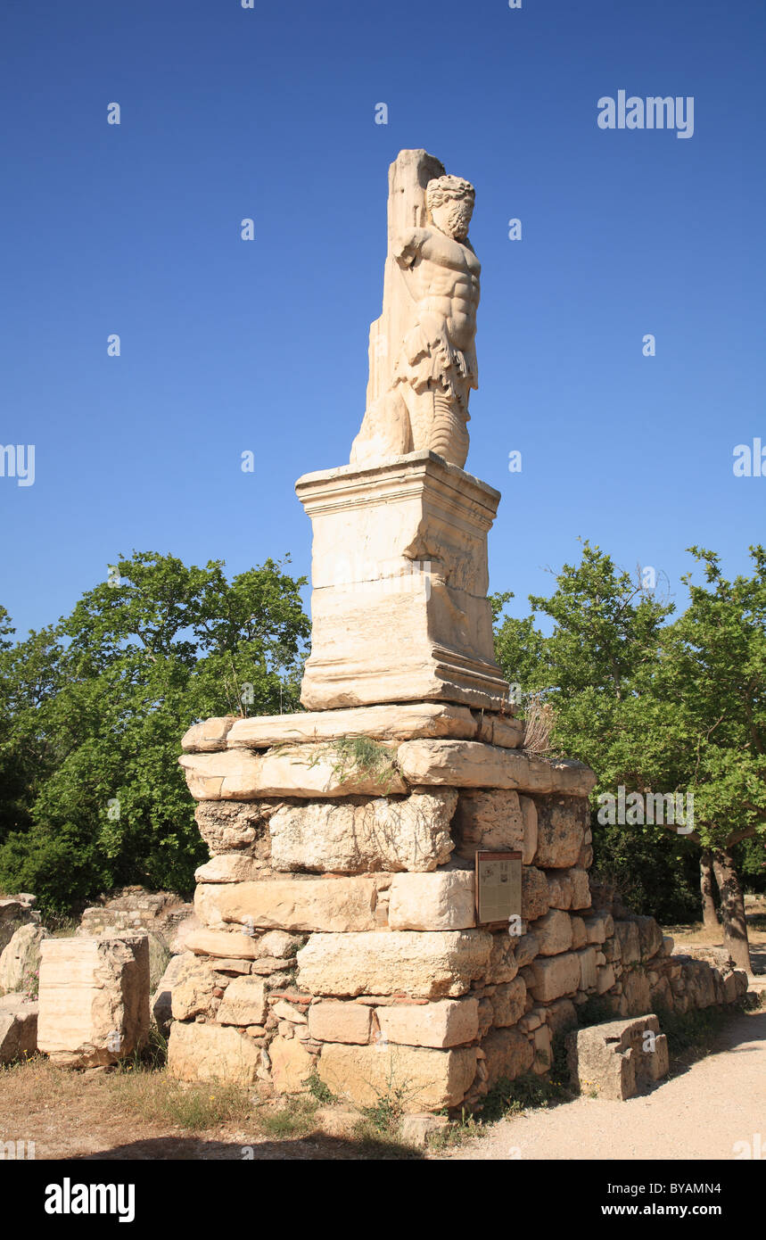 Des statues de serpent géant à queue en face de l'odéon d'Agrippa, l'Agora, Athènes, Grèce Banque D'Images