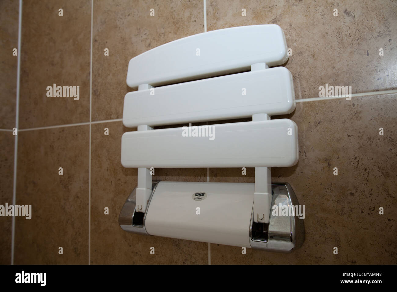 Une mobilité complète, cabine de douche avec chaise et support guidon dans une propriété résidentielle UK Banque D'Images