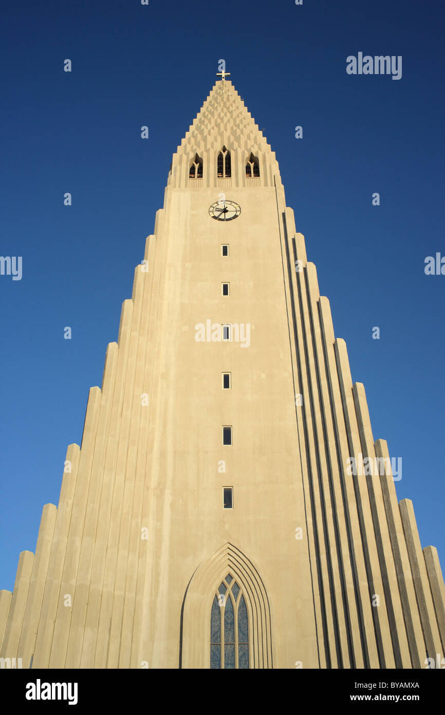 Église Hallgrimskirkja en béton à Reykjavik Islande, par Larry Mishkar/Dembinsky photo Assoc Banque D'Images