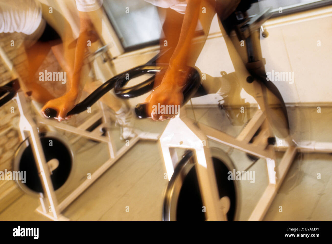 Le vélo de spinning en action. Banque D'Images