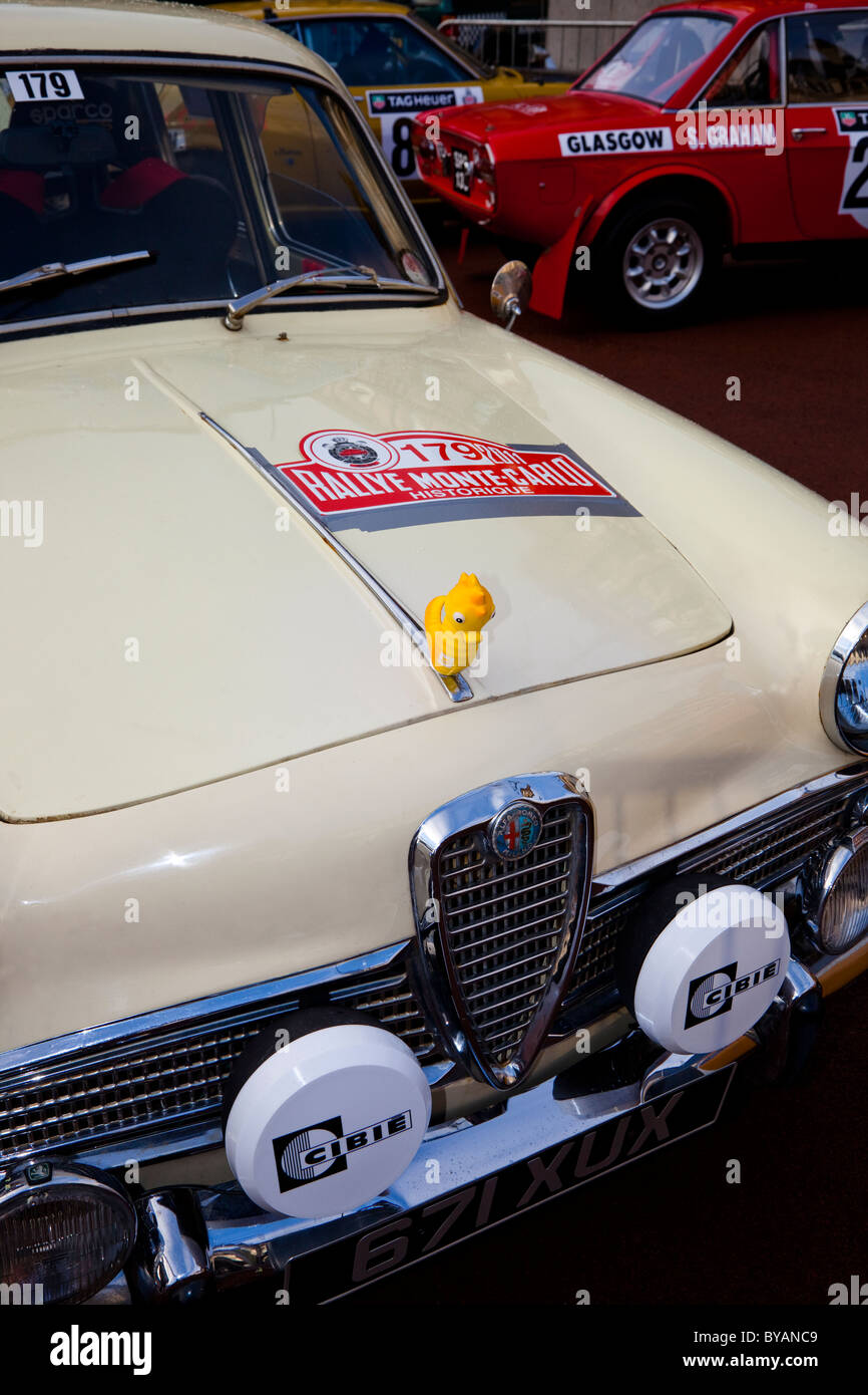 Rallye de voitures stationnées à George Square Glasgow au départ de la 100e Rallye Monte Carlo. Voiture blanche est une Alfa Romeo Guilietta TI Banque D'Images