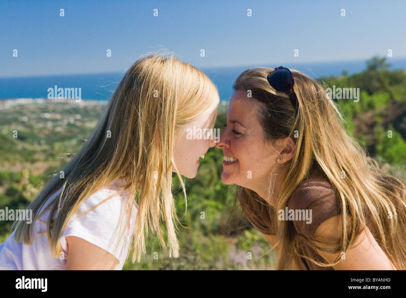 Mère et fille smiling face à face Banque D'Images