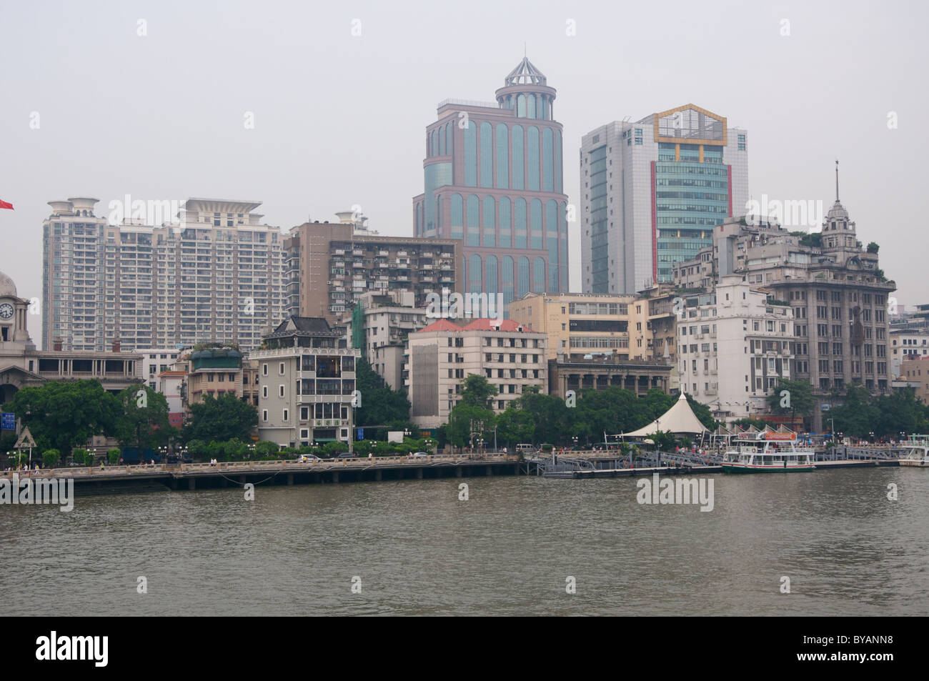 Shanghai Pearl-River Promenade un jour de smog en été Banque D'Images
