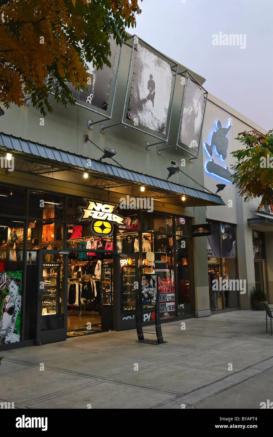 Cars skatepark et adjacent à thème skate magasins de détail. Banque D'Images