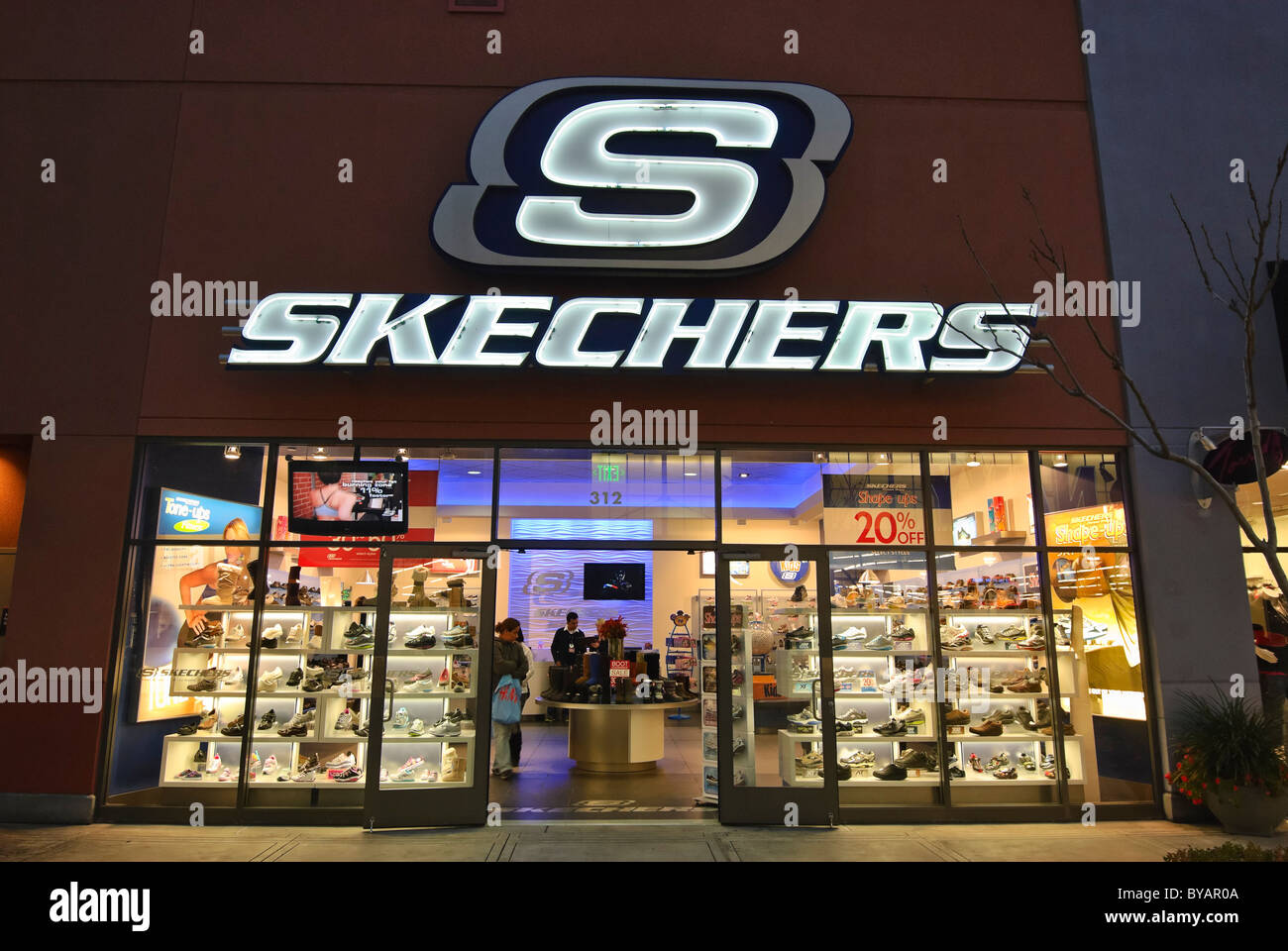 Magasin de chaussures au détail Skechers au bloc dans l'Orange, en  Californie Photo Stock - Alamy