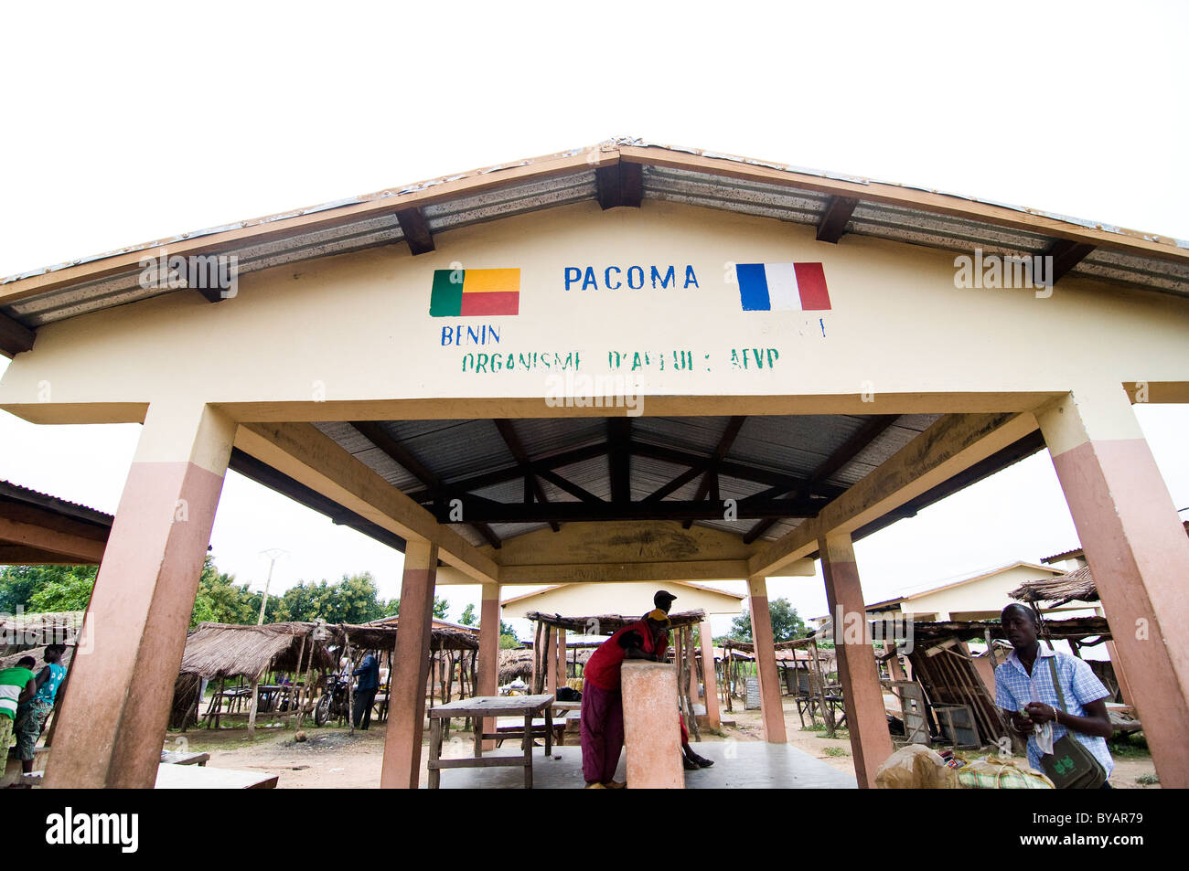 Un petit marché au Bénin. une zone d'ombre principale sur le marché a été donné par une ONG française. Banque D'Images