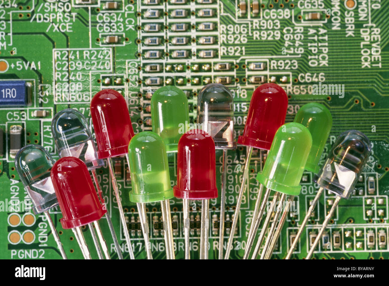 Les LED de couleur portant sur une carte de circuit imprimé Banque D'Images