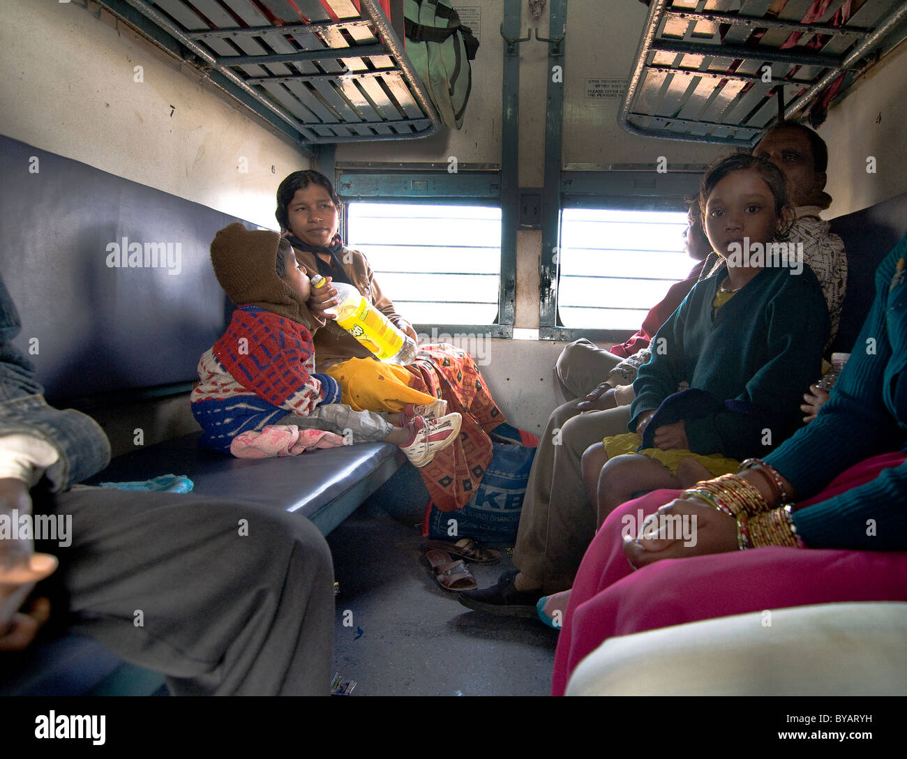 Un regard de l'intérieur dans un compartiment de train de base en Inde. Banque D'Images