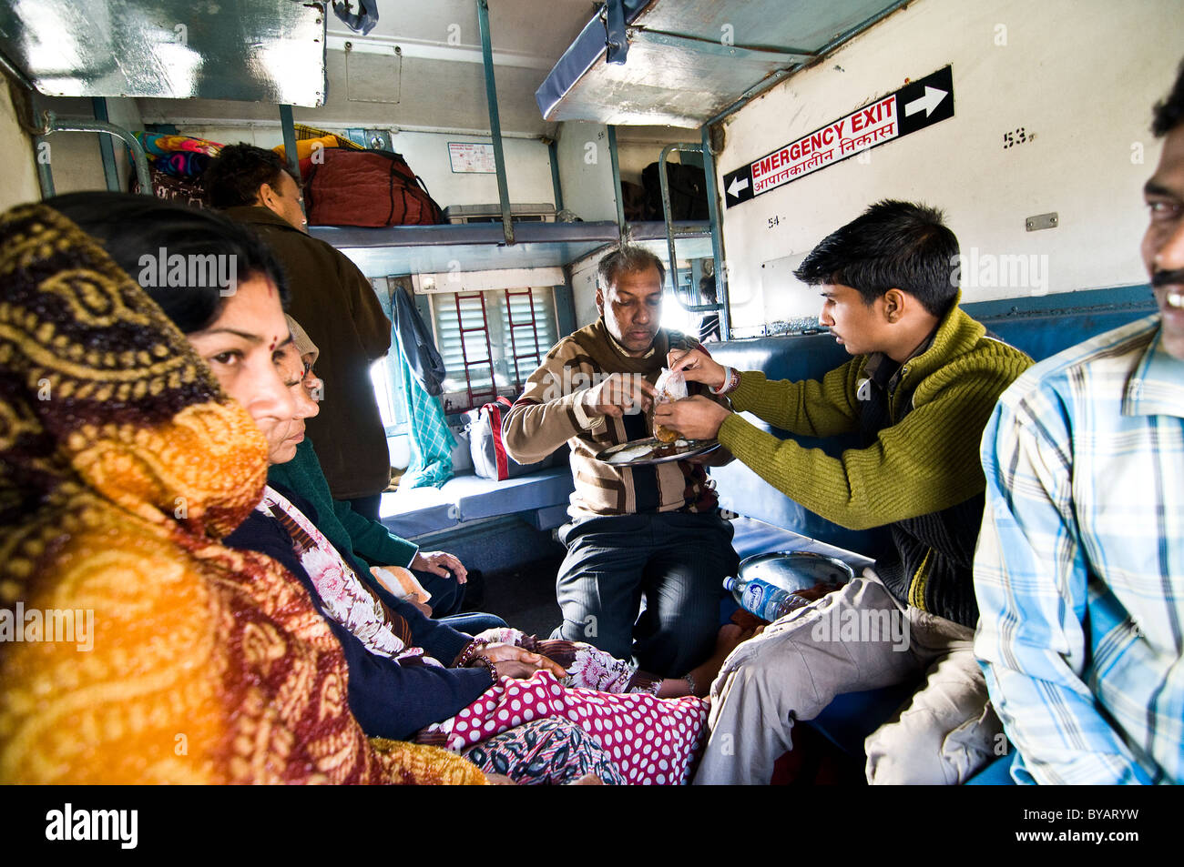 Un regard de l'intérieur dans un compartiment de train de base en Inde. Banque D'Images