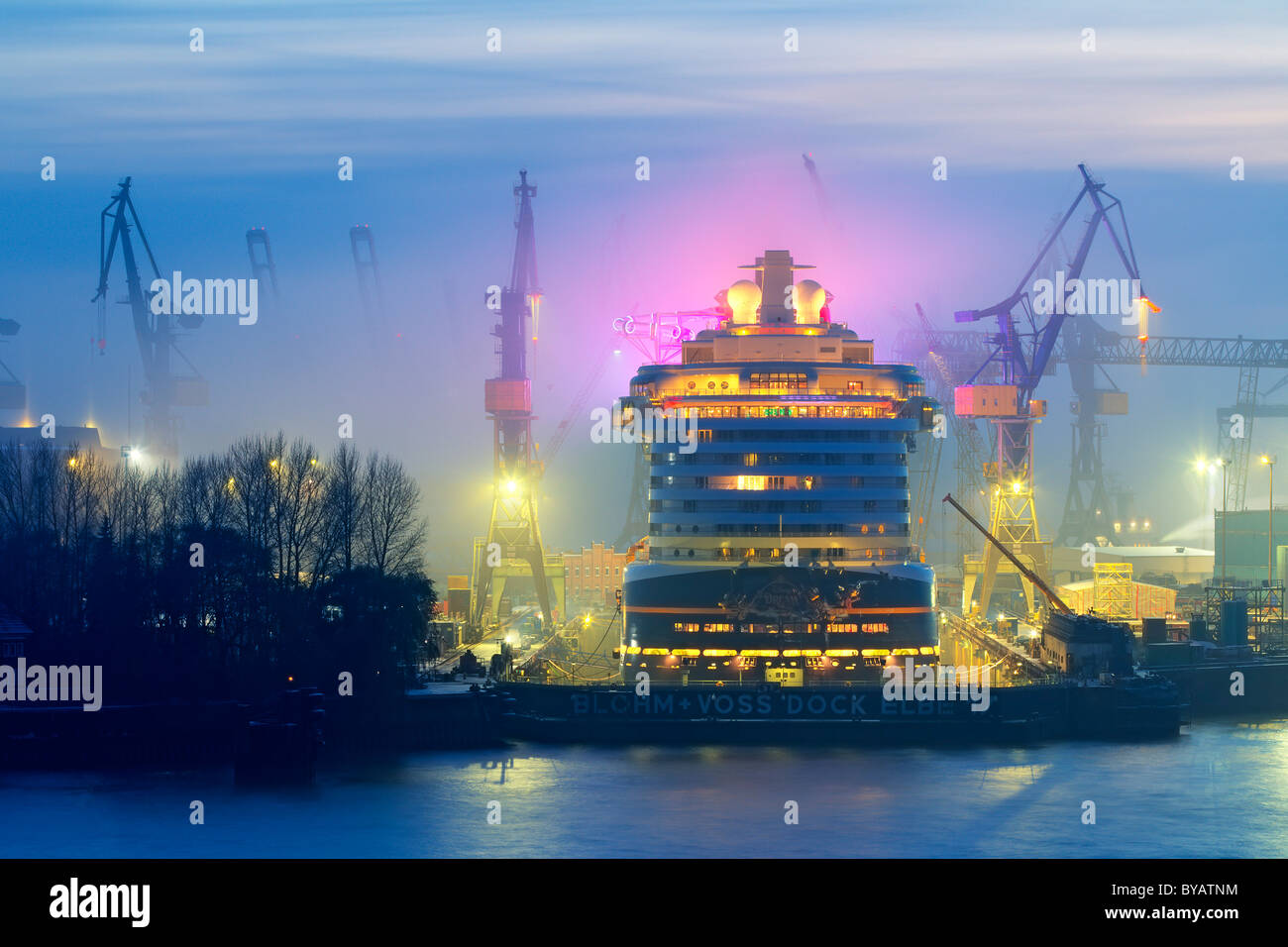 Navire, cruiser, un paquebot de croisière "Disney Dream' dans le dock 17 dans le port de Hambourg à l'Elbe dans la lumière du soir brumeux, Blohm et Voss Banque D'Images