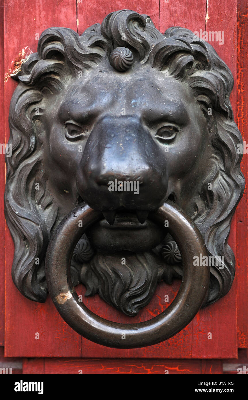Tête de Lion heurtoir sur le portail d'entrée de l'armurerie, Zeugplatz 4, Augsbourg, Bavière, Allemagne, Europe Banque D'Images