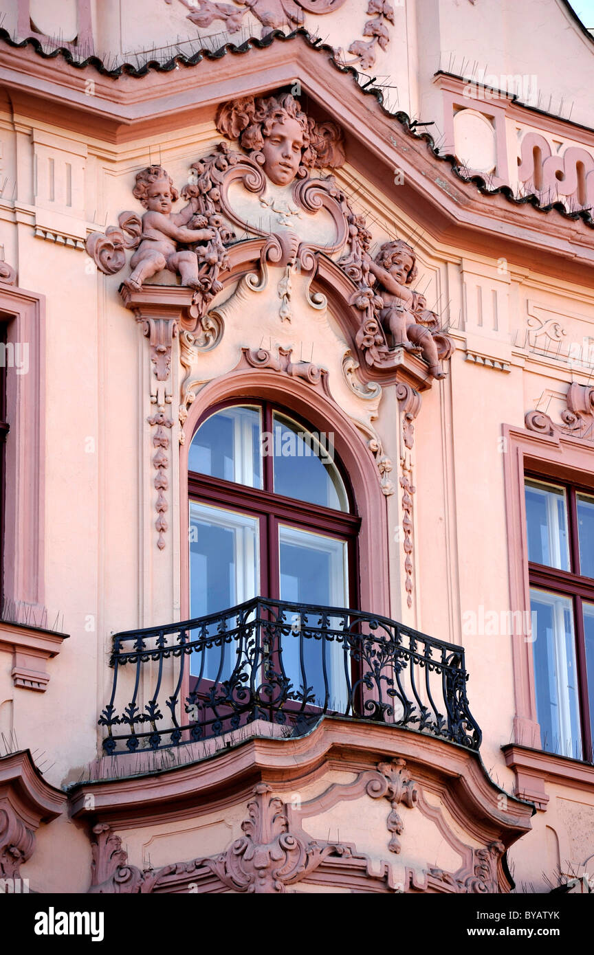 Maisons de ville baroque, façade avec chiffres putti, Place de la République, Pilsen, en Bohême, République Tchèque, Europe Banque D'Images