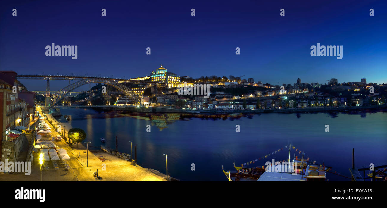 Cais da Ribeira, face au pont Ponte de Dom Luis I, Ribeira Quay, derrière le monastère Mosteiro da Serra do Pilar Banque D'Images