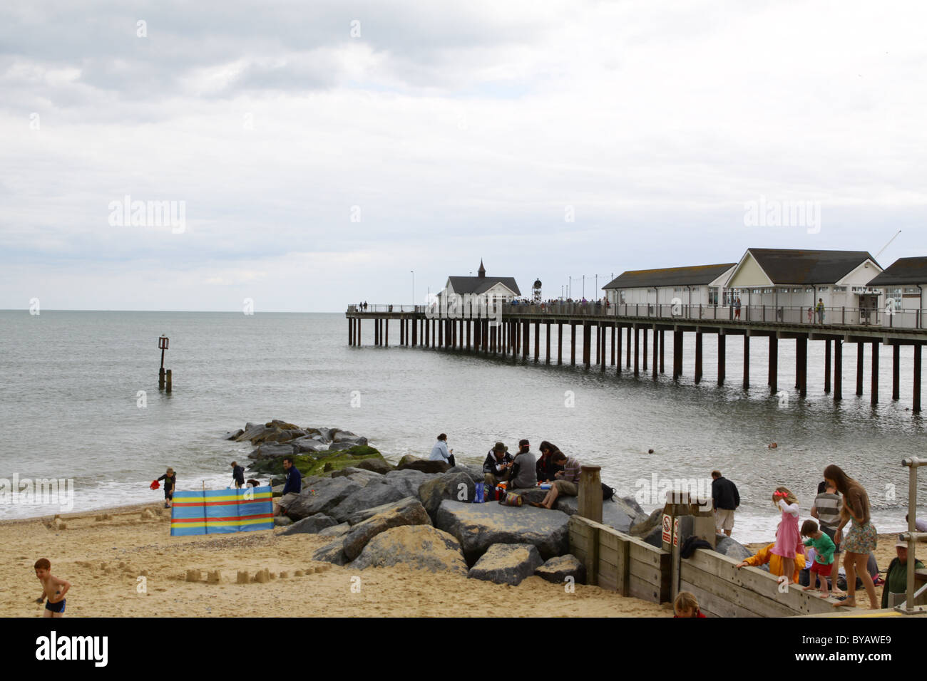 Scène d'été dans le sud, dans le Suffolk. Une vue sur la plage de l'été Anglais typique Banque D'Images