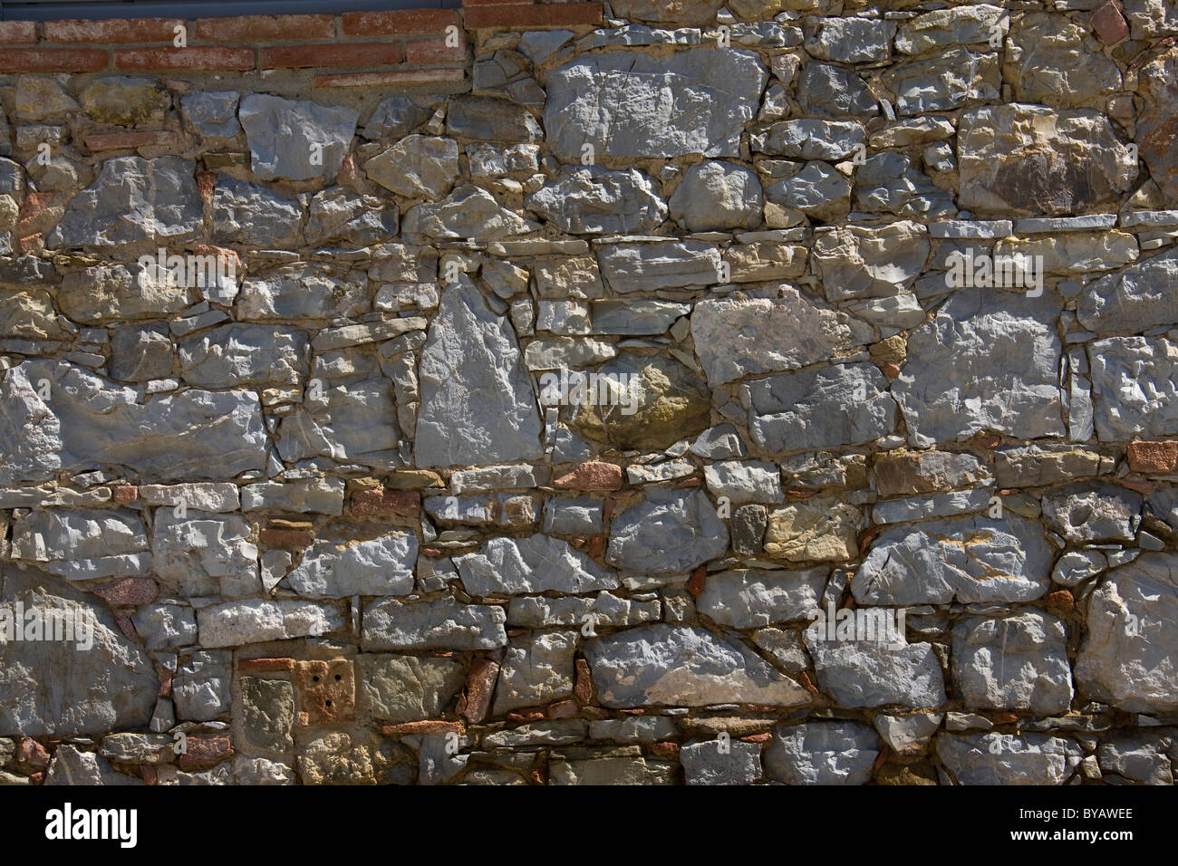 Mur de pierre avec éclairage latéral Banque D'Images