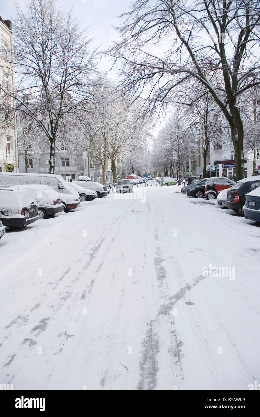 Route couverte de neige, Lutterothstrasse, Eimsbuettel, Hambourg, Allemagne, Europe Banque D'Images