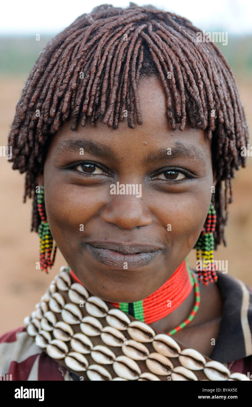 Jeune femme de la tribu Hamar au cours de la cérémonie, bull-sautant un rite d'initiation, portrait, sud de vallée de l'Omo, Ethiopie Banque D'Images