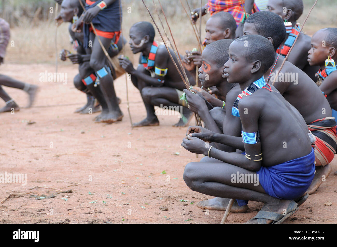Les jeunes guerriers de la tribu Hamar pendant leur rite d'initiation, bull-sautant cérémonie, le sud de vallée de l'Omo, Ethiopie, Afrique Banque D'Images