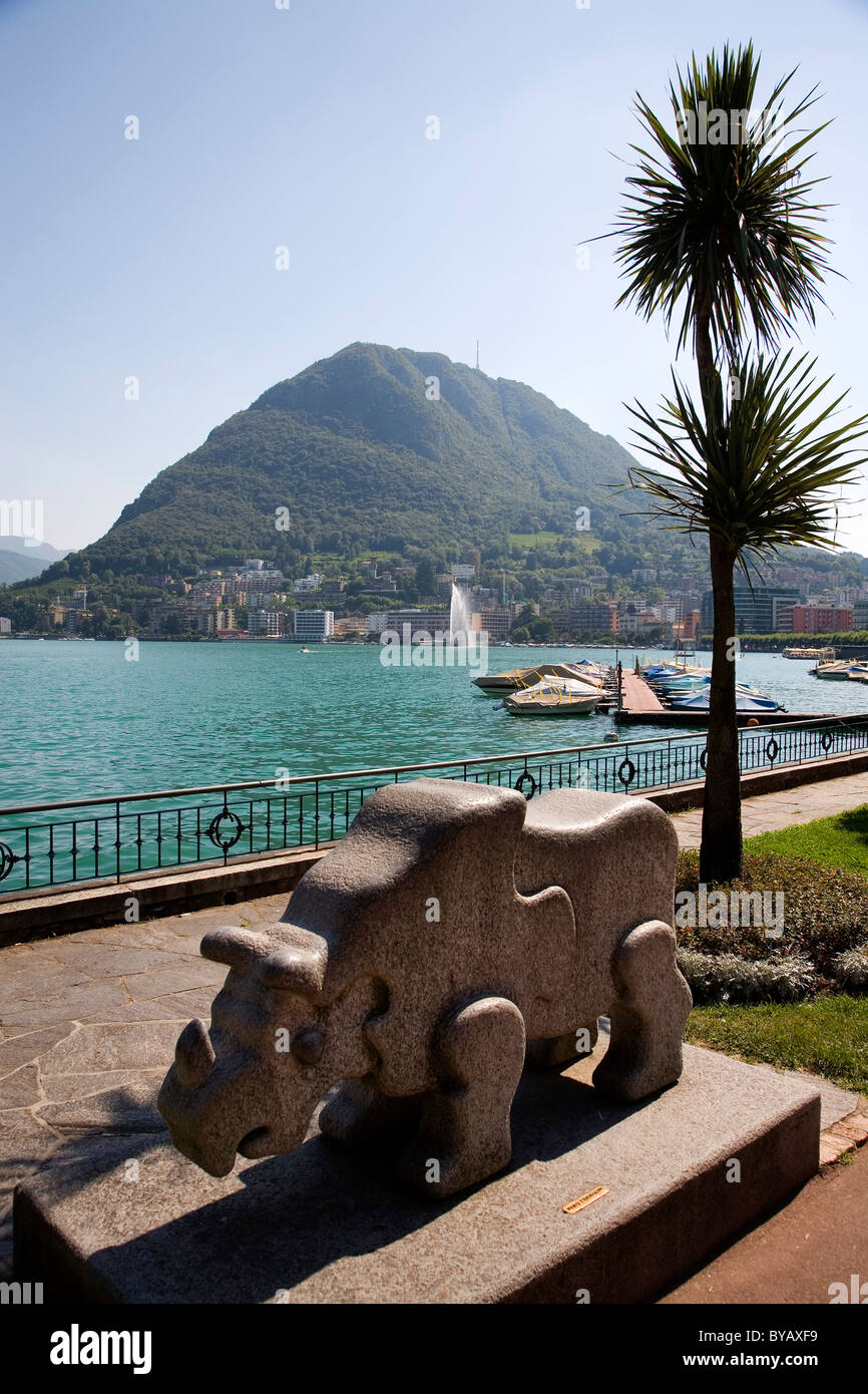 Sculpture de rhinocéros, promenade sur le lac de Lugano, Lugano, Tessin, Suisse, Europe Banque D'Images