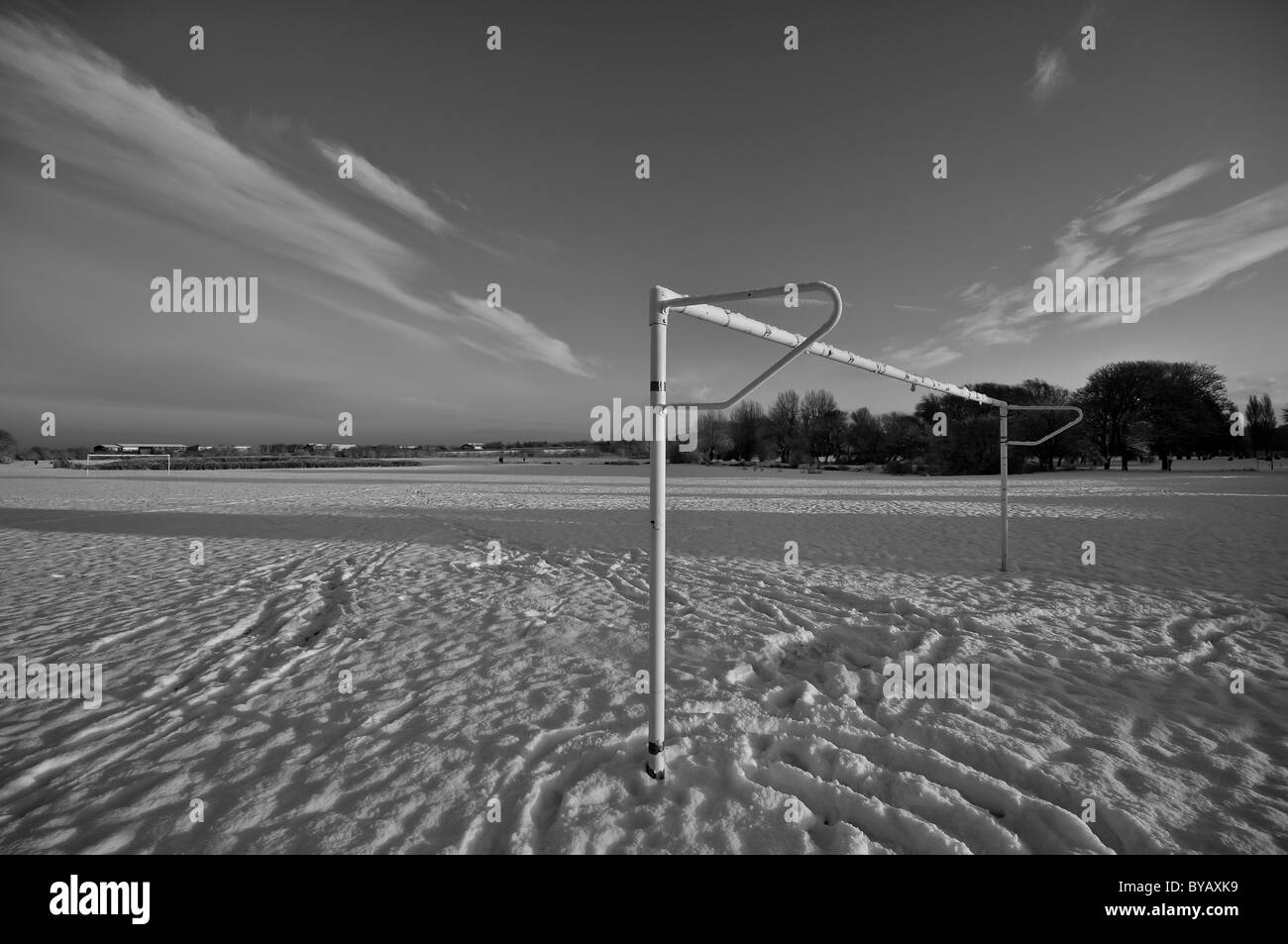 Photographie noir et blanc de poteaux de but de football en hiver neige Banque D'Images
