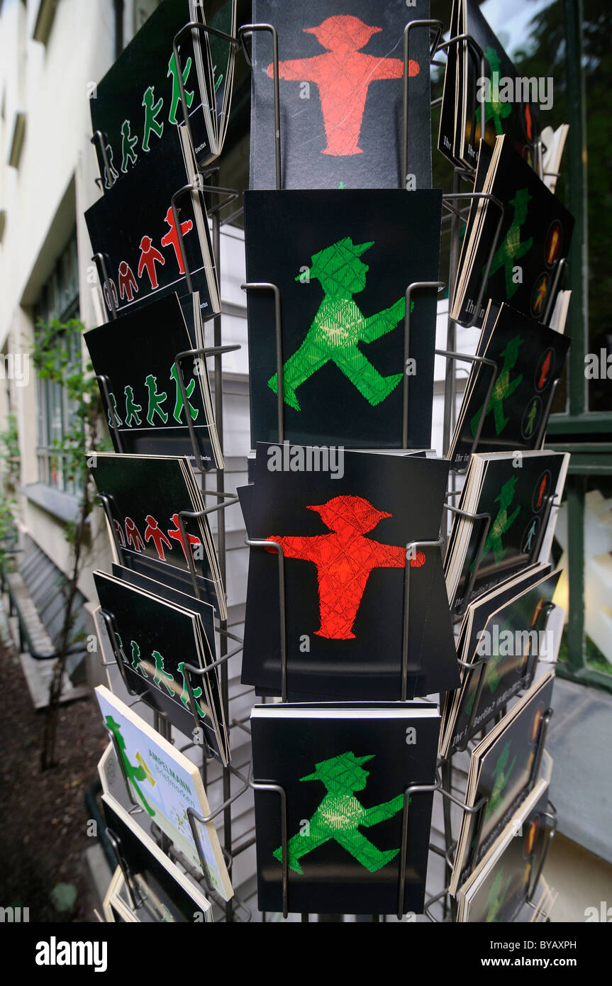 Support carte postale avec Ampelmaennchen version allemande de l'Est, le rouge et le vert des chiffres sur les feux de circulation, Berlin, Germany, Europe Banque D'Images