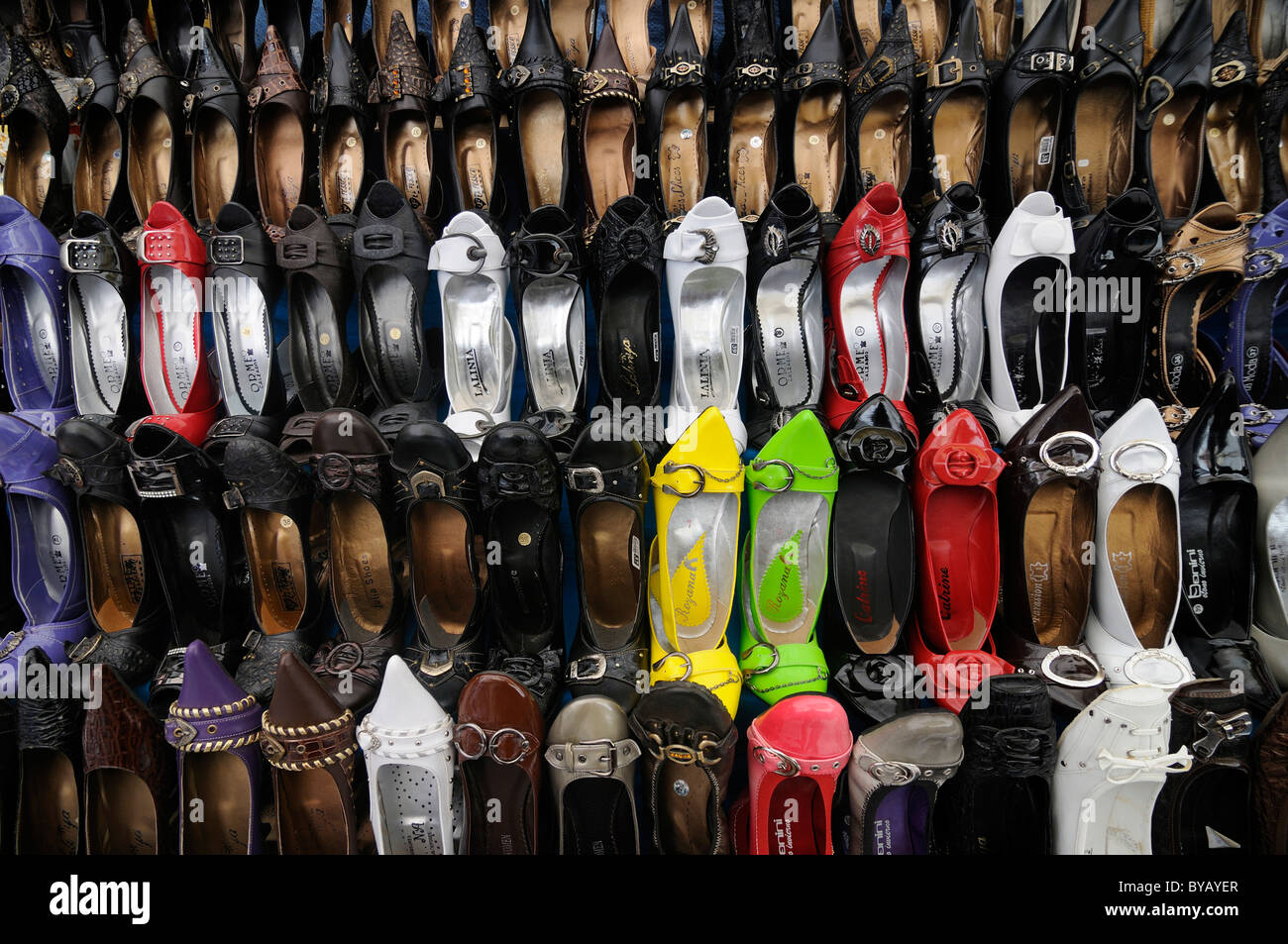 Des chaussures dans une étagère à chaussures en vente, Meknès, Maroc,  Afrique Photo Stock - Alamy