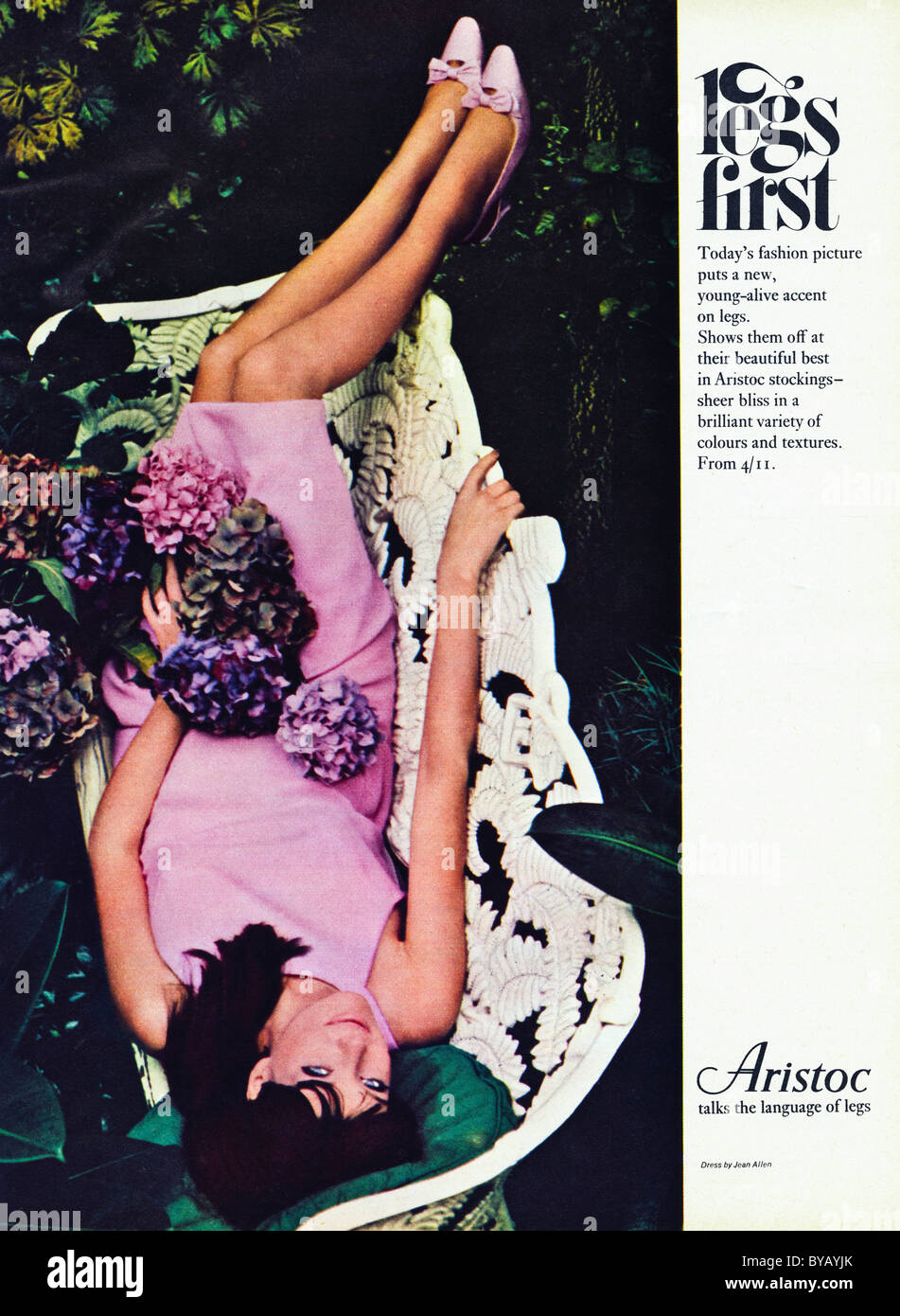1960 annonce la couleur pour l'ARISTOC bas in women's magazine de mode Banque D'Images
