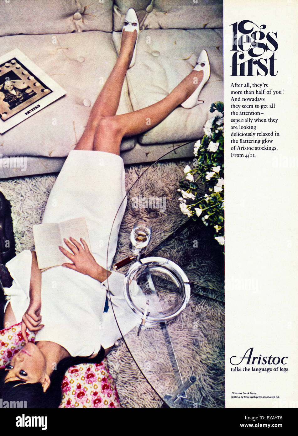 1960 annonce la couleur pour l'ARISTOC bas in women's magazine de mode Banque D'Images