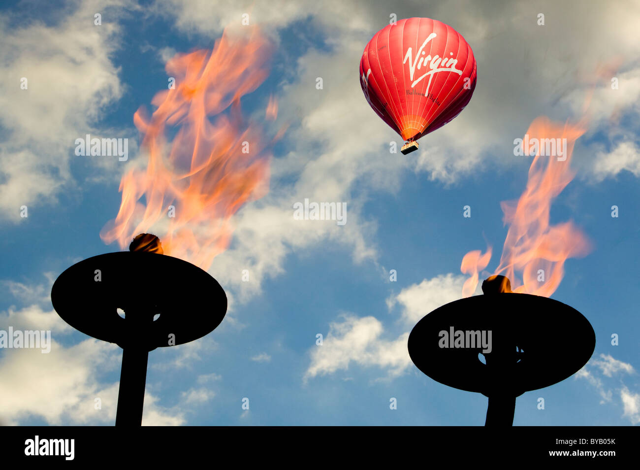 Brûleurs flamme à l'extérieur d'un restaurant à Chamonix, en France, avec un ballon à air chaud. Banque D'Images