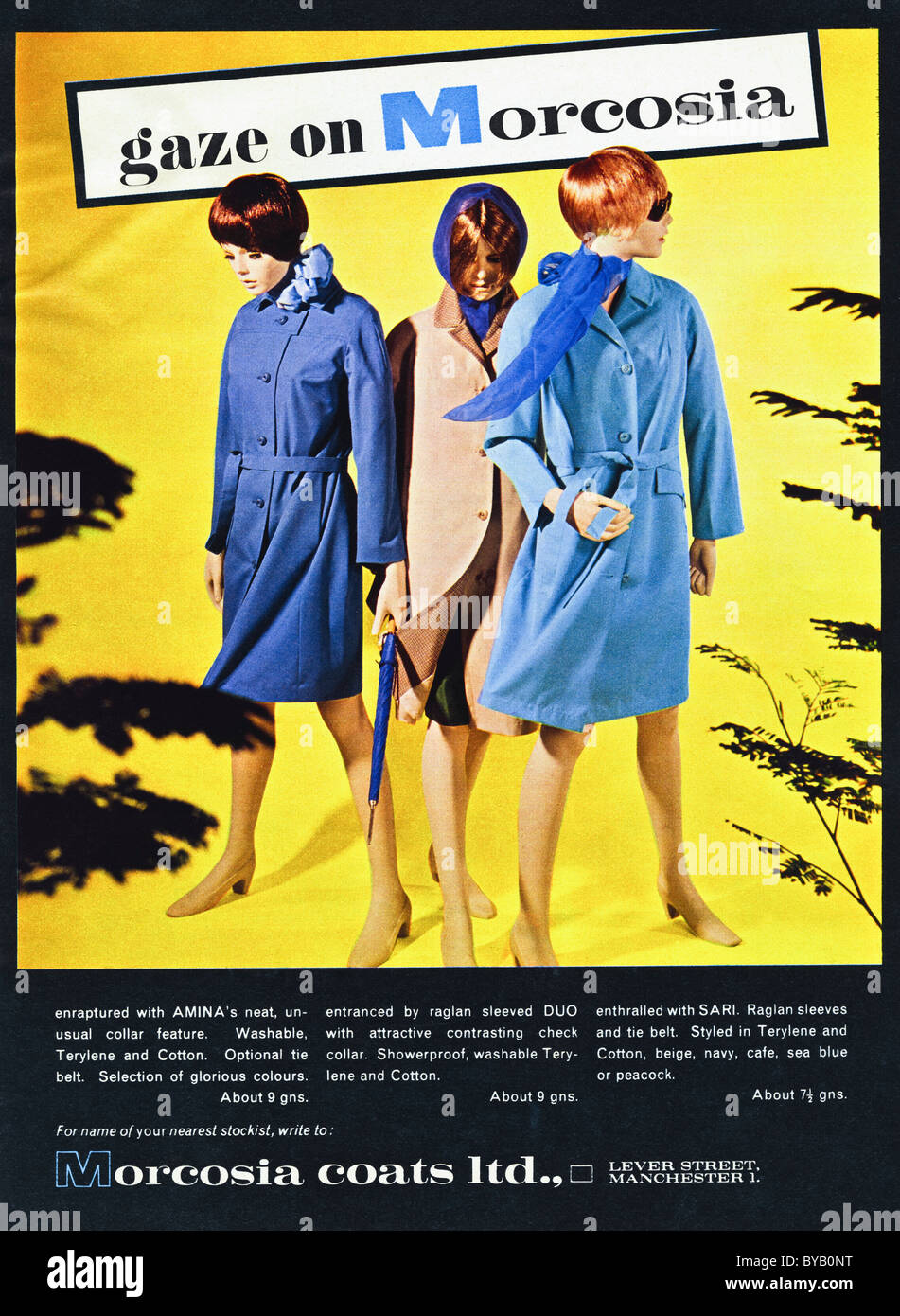 1960 annonce la couleur dans la mode féminine magazine pour MORCOSIA manteaux imperméable Banque D'Images