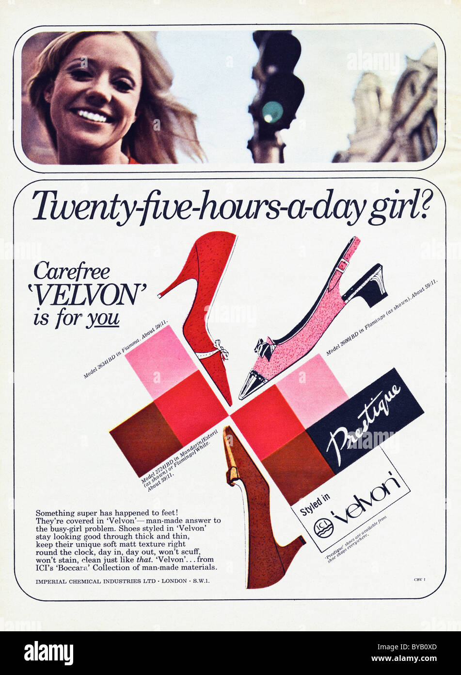 1960 annonce la couleur dans la mode féminine magazine pour VELVON ICI dans un style de chaussures Banque D'Images