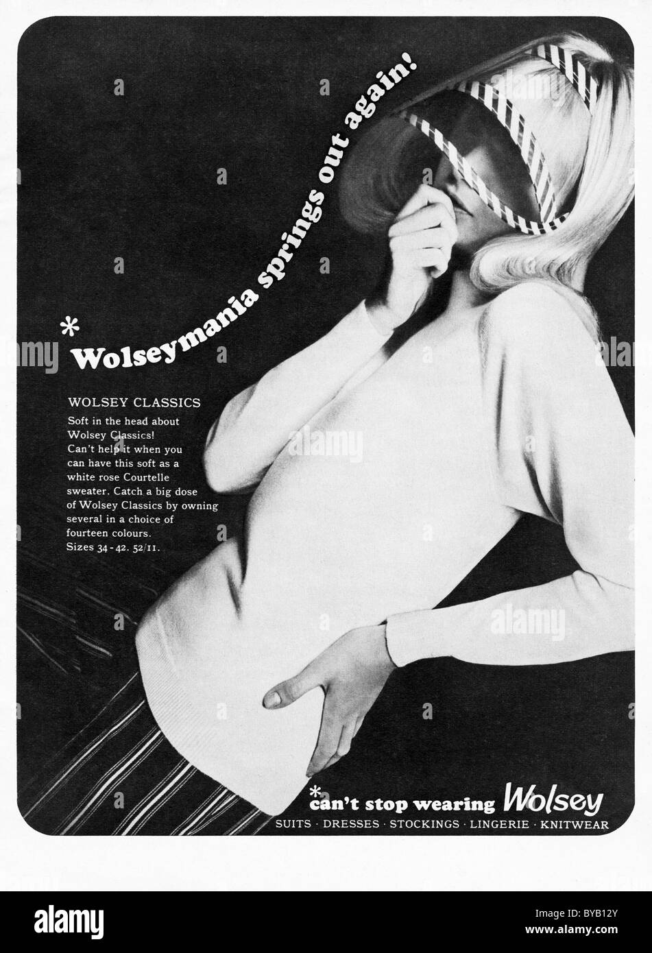 1960 Annonce dans le magazine de mode pour femmes classique pull COURTELLE WOLSEY Banque D'Images