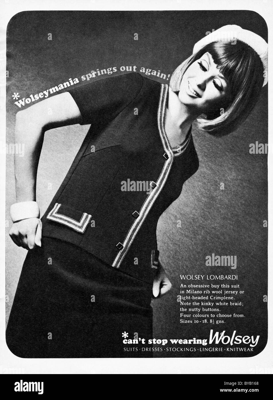 1960 Annonce dans le magazine de mode pour femmes WOLSEY Lombardi suit in CRIMPLENE Banque D'Images