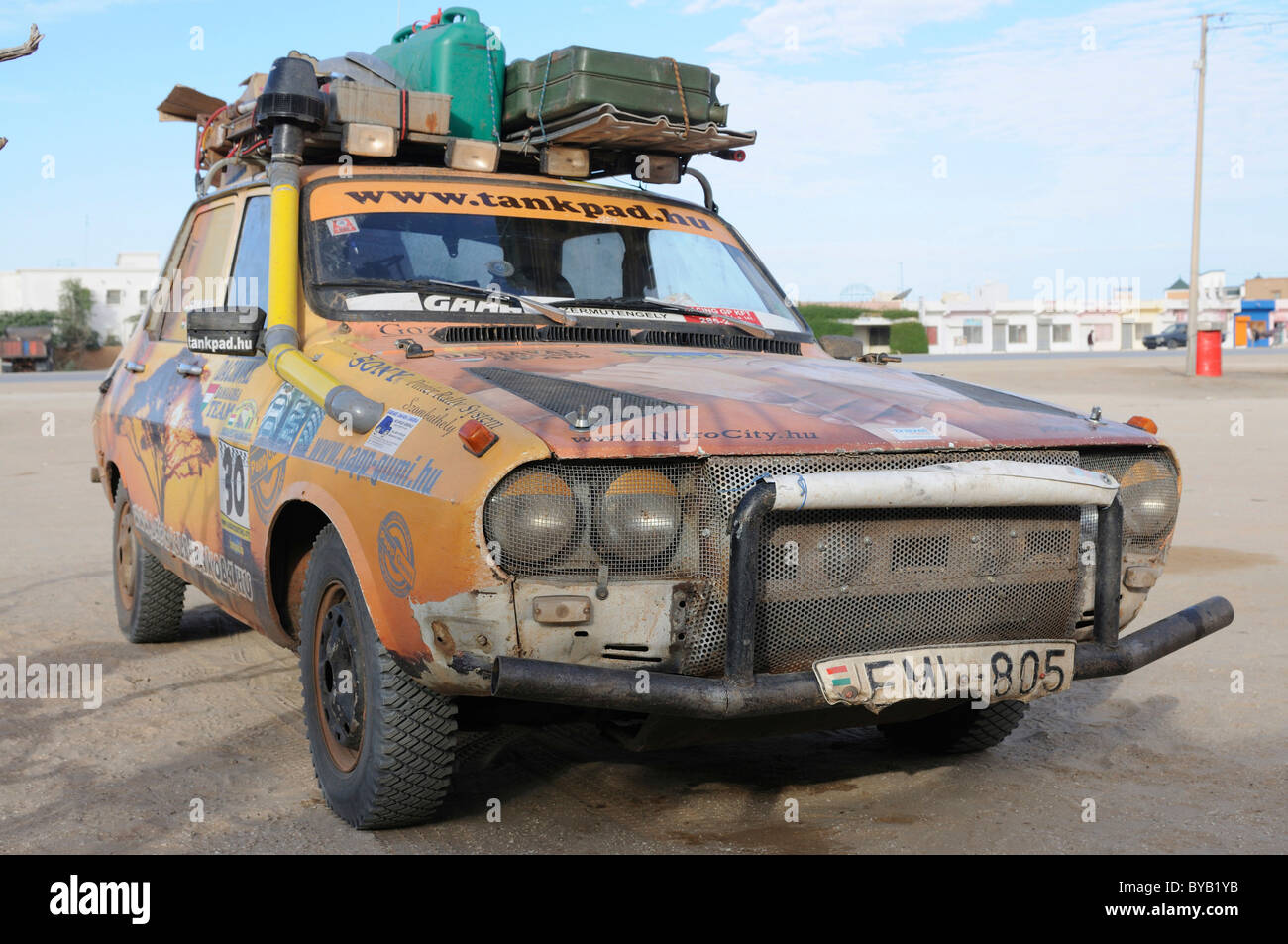 Renault ancien voyageant à travers le Sahara, Nouakchott, Mauritanie, le nord-ouest de l'Afrique Banque D'Images