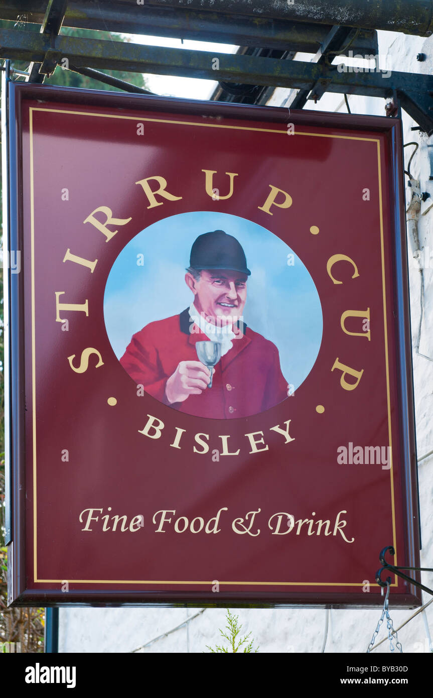 Coupe de l'étrier enseigne de pub, Bisley, Gloucestershire, Cotswolds, Royaume-Uni Banque D'Images