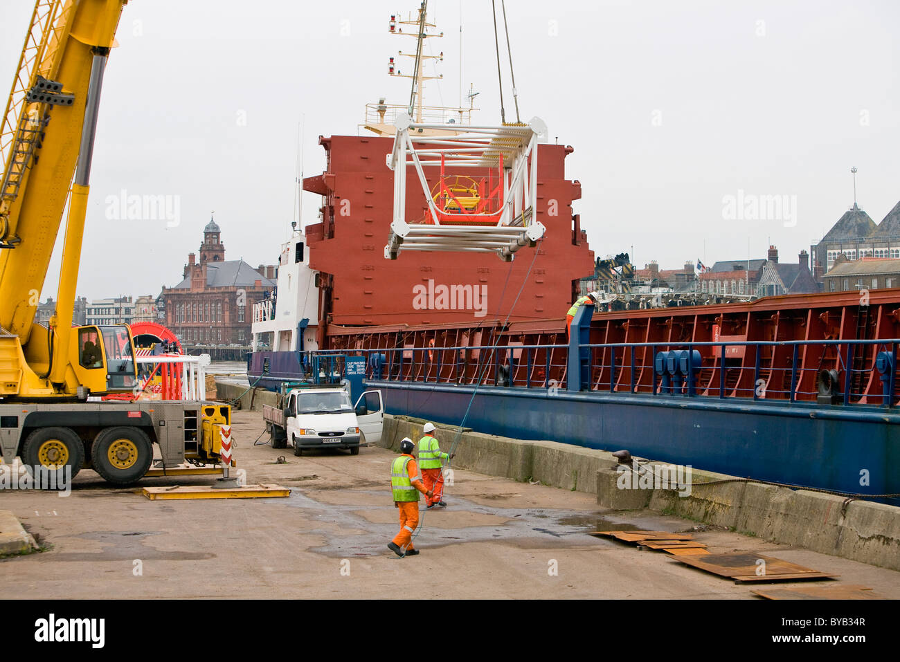 Chargement de Seatrax crane coupes sur la mer Hunter Navire de charge à Great Yarmouth Banque D'Images