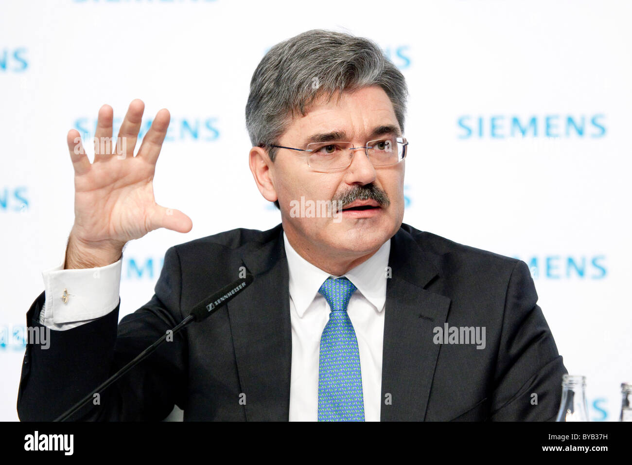 Jo Kaeser, Directeur financier de Siemens AG, au cours de la conférence de presse sur les états financiers sur 11.11.2010 à Munich Banque D'Images