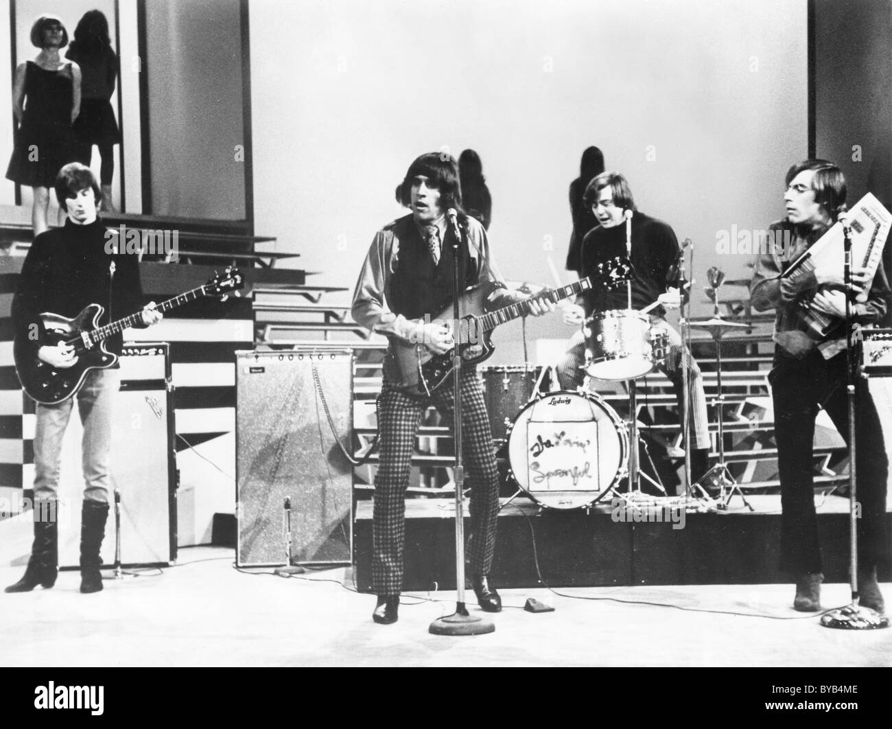 Joe Dassin - photo promotionnelle d'entre nous à propos du groupe pop de 1966 l : Steve Boone , Zal Yanovsky, Joe Butler, John Sebastian Banque D'Images