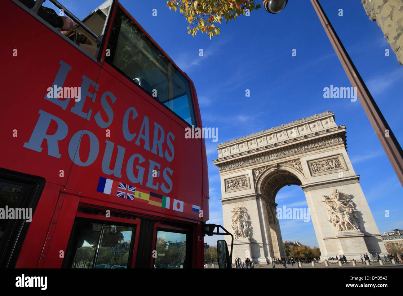 Double-decker bus tour près de l'Arc de Triomphe, Arc de Triomphe, Place Charles de Gaulle Etoile, Paris, France, Europe Banque D'Images