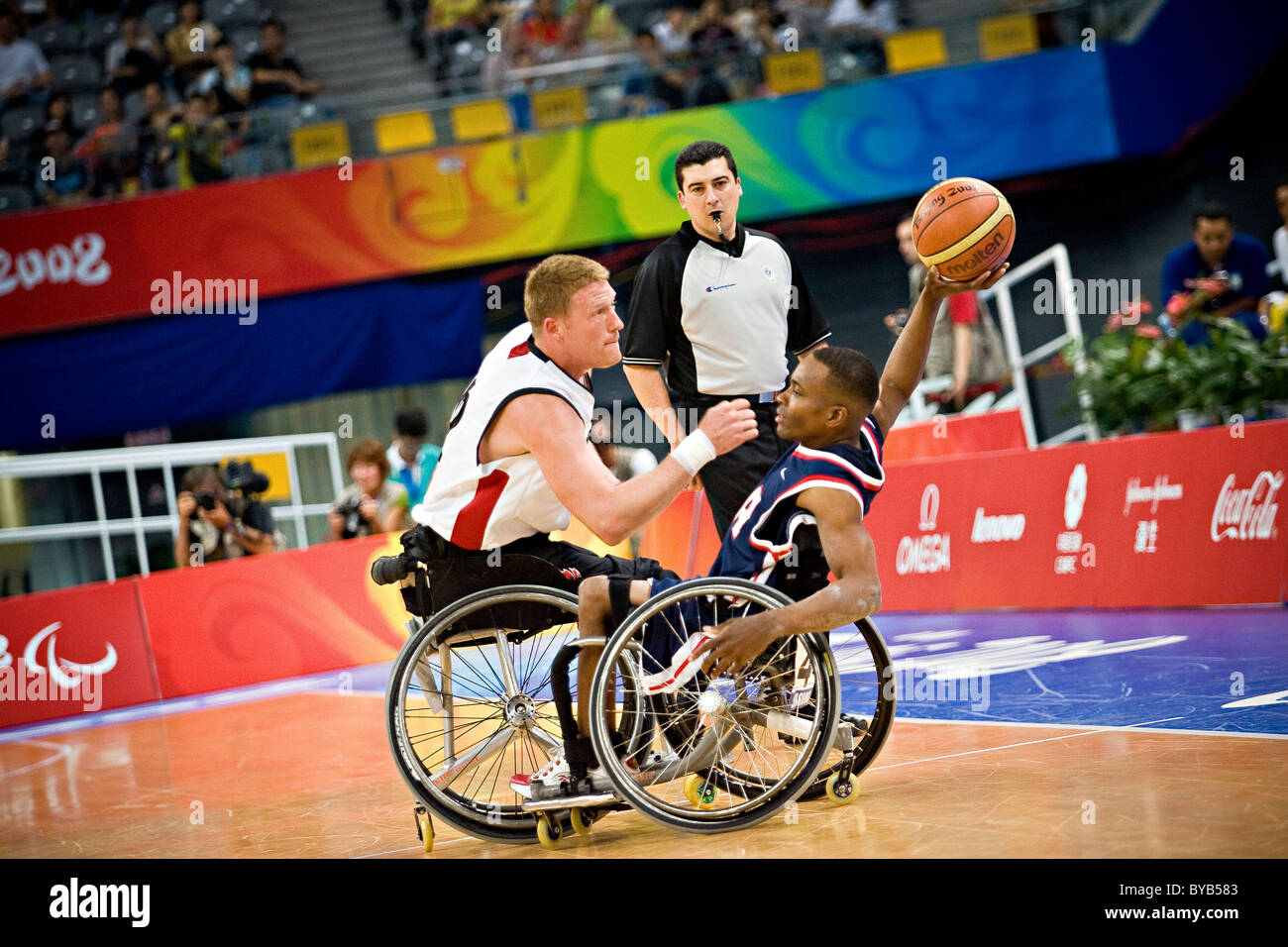 Eric Barbier de l'USA a l'air d'un laissez-passer sous la pression de Patrick Anderson lors des Jeux Paralympiques de Beijing 2008 Banque D'Images