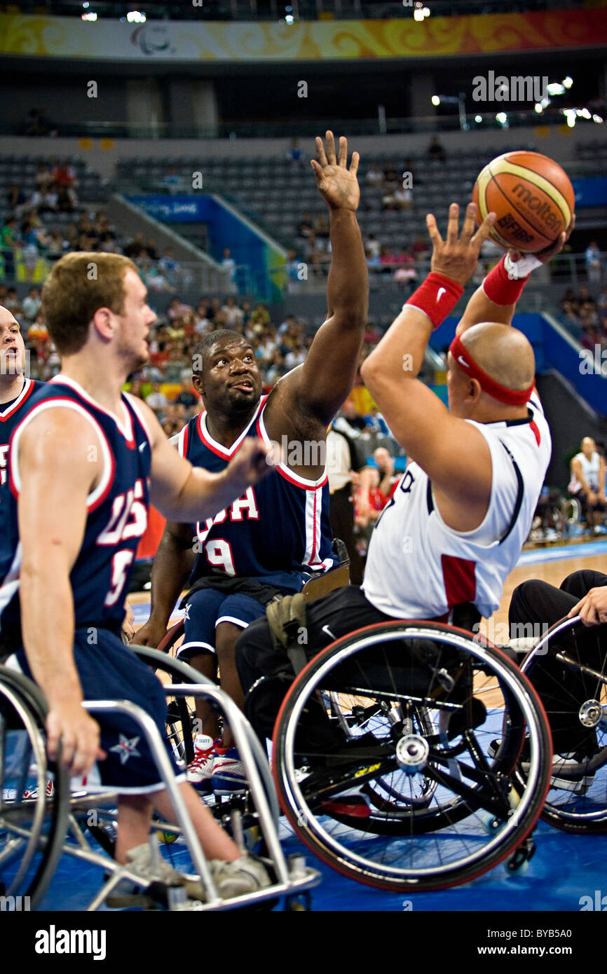 Matt Scott USA Richard Peter pressions peuvent à la demi-finale match de basket-ball en fauteuil roulant contre le Canada au cours de la Beijing 2008 Paral Banque D'Images