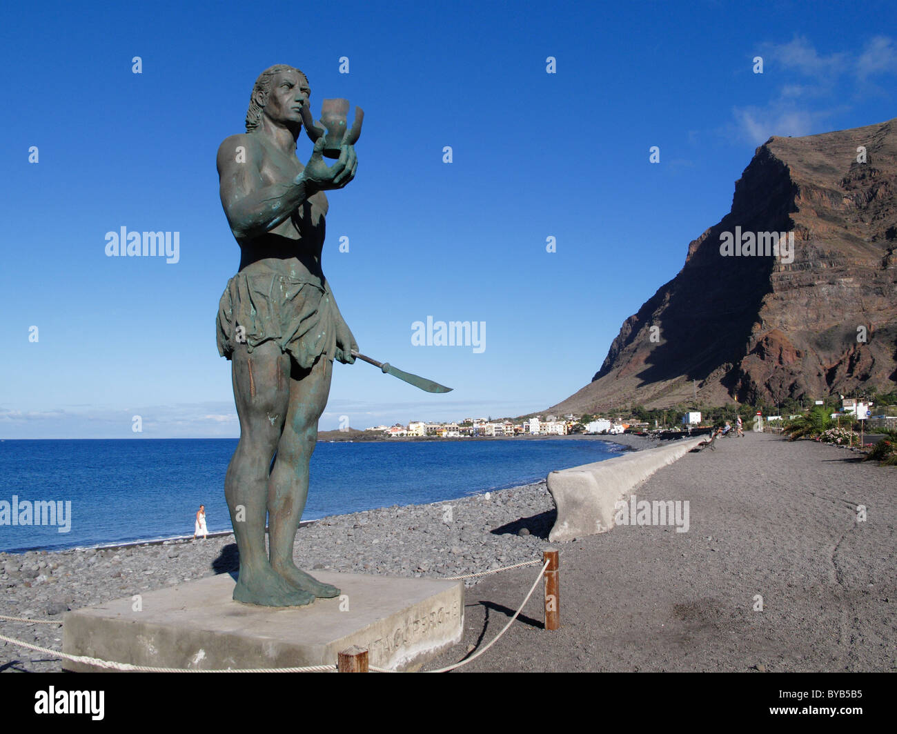 Mémorial à Hautacuperche guerrier Guanche, statue de bronze, derrière le village de La Playa, Valle Gran Rey, La Gomera, , Espagne Banque D'Images