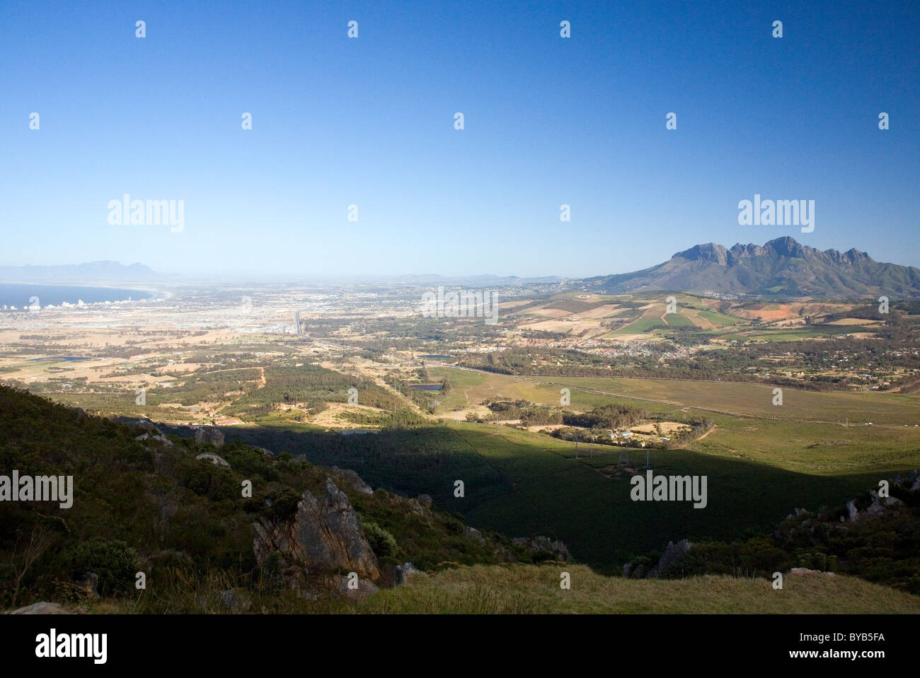 Sir Lowry's Pass - opinion en haut à plus de Somerset West et à s'échouer et Gordons Bay sur la gauche Banque D'Images