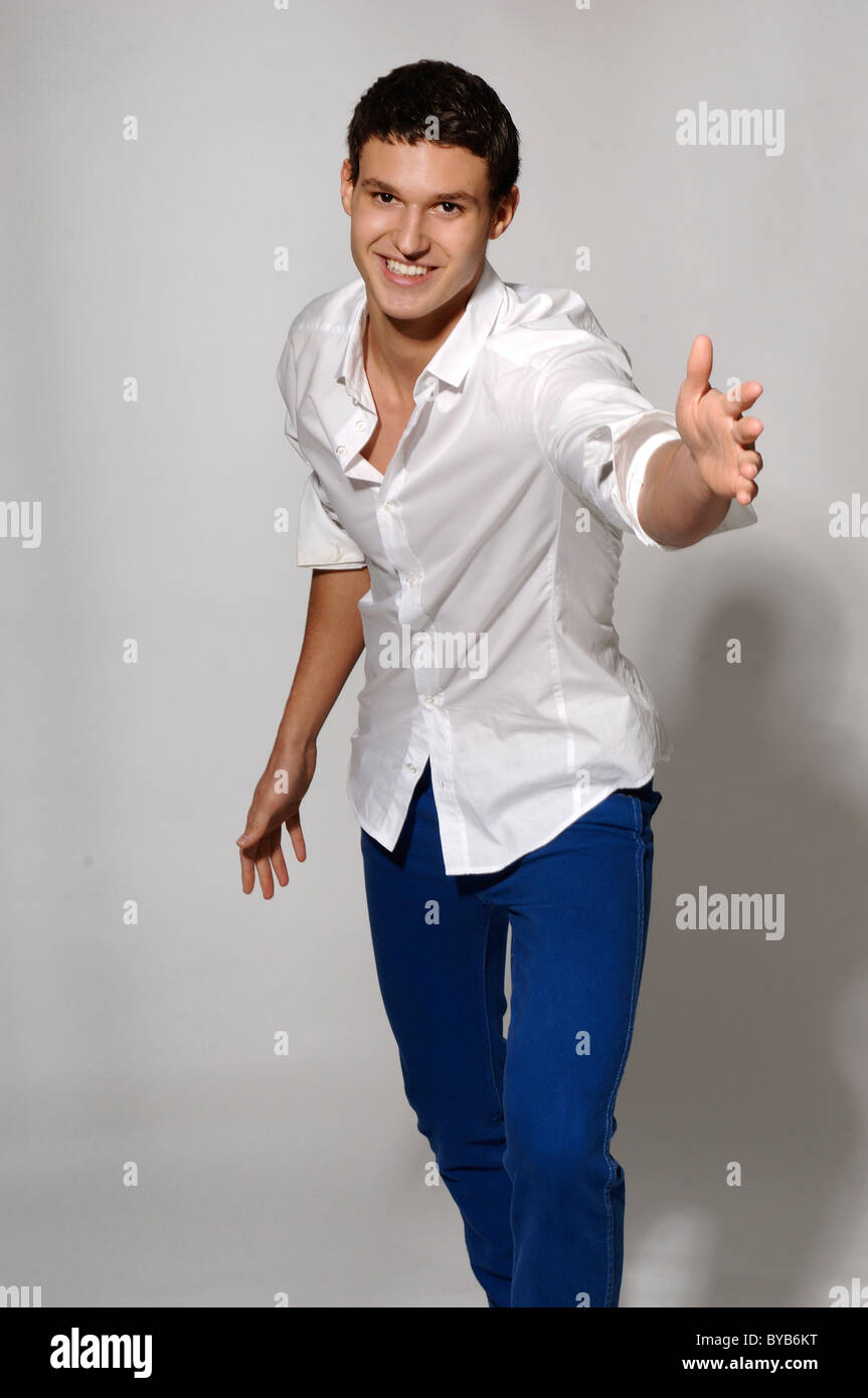 Jeune homme en chemise blanche et un jean bleu en mouvement Photo Stock -  Alamy