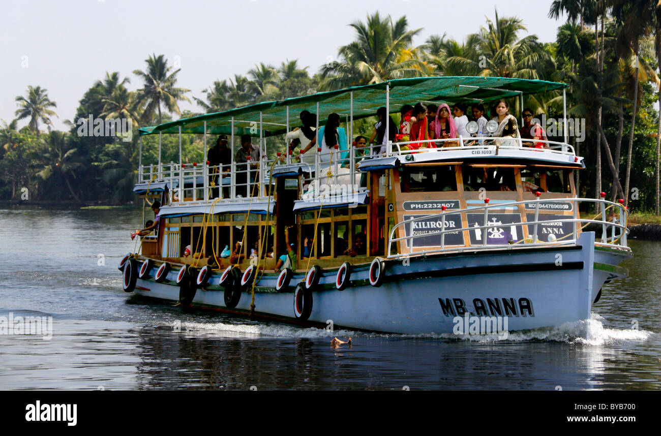 Les touristes voyageant sur un yacht de luxe sur un canal, Haripad, Alleppey, Kerala, Inde, Asie Banque D'Images