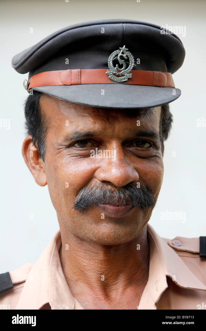 Gardien de sécurité portant un uniforme, les hommes du sud de l'Inde, Cochin, Kochi, Kerala, Inde, Asie Banque D'Images