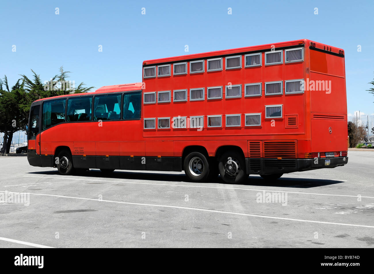 Rotel coach, un bus intégrant un hôtel mobile, voyager près de Monterey,  Californie, États Unis, Amérique du Nord Photo Stock - Alamy