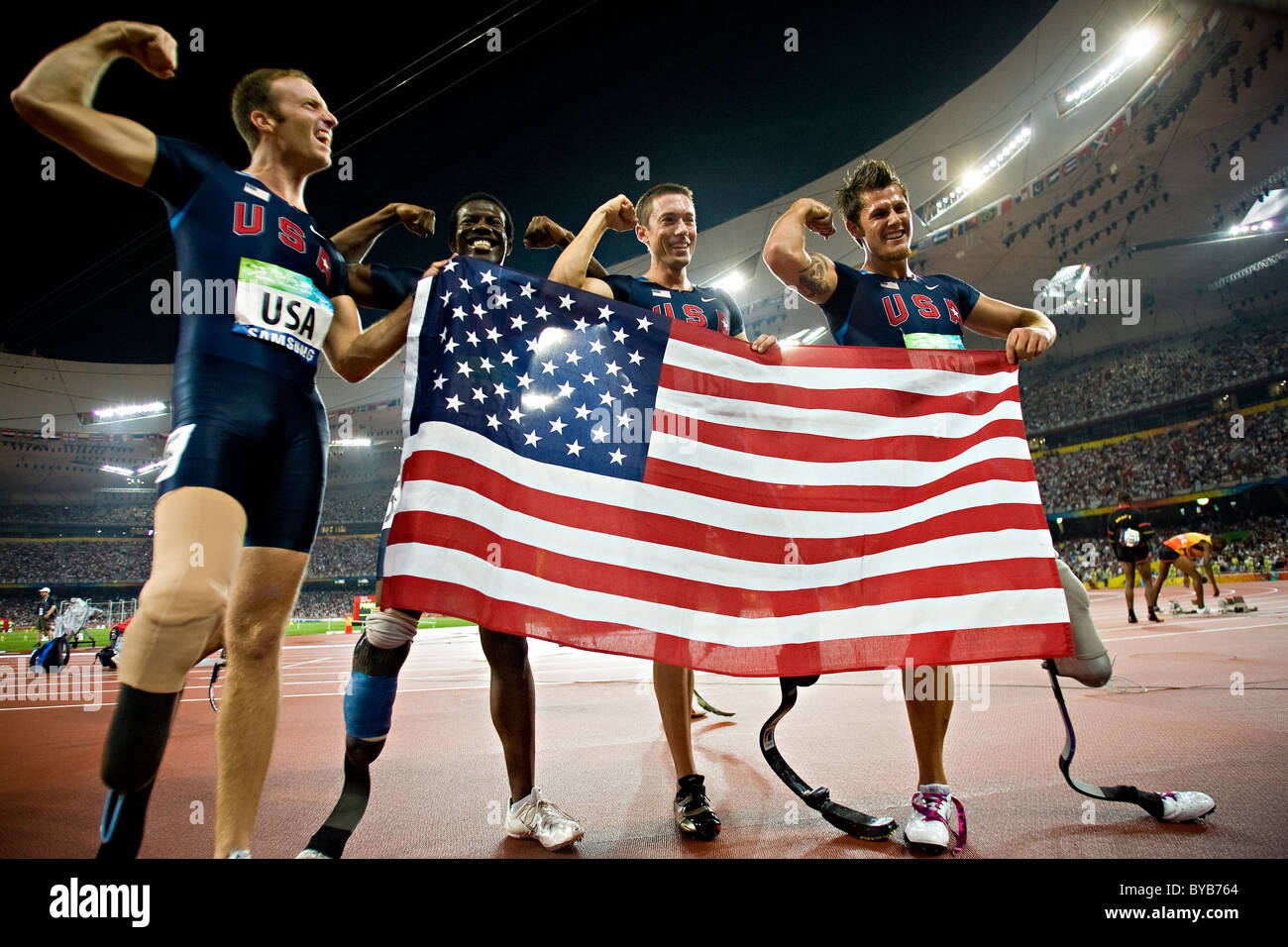 Les membres de l'équipe USA célébrer après leur victoire dans la Men's T44 4x100m relais final course à la Beijing 2008 Les Jeux Paralympiques ; Banque D'Images