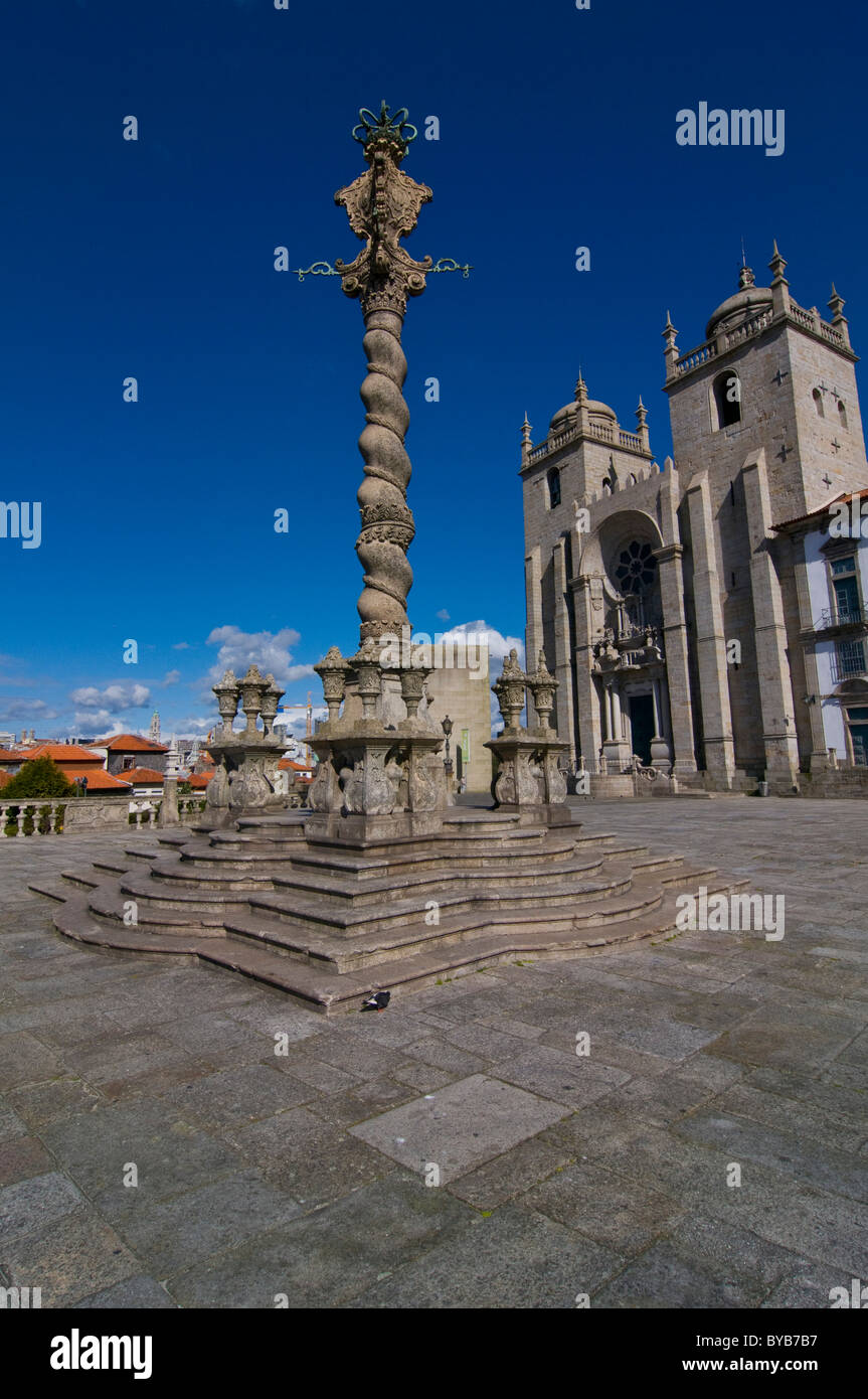 Colonne en face de la cathédrale de Porto, Sé do Porto, Porto, Portugal, Europe Banque D'Images