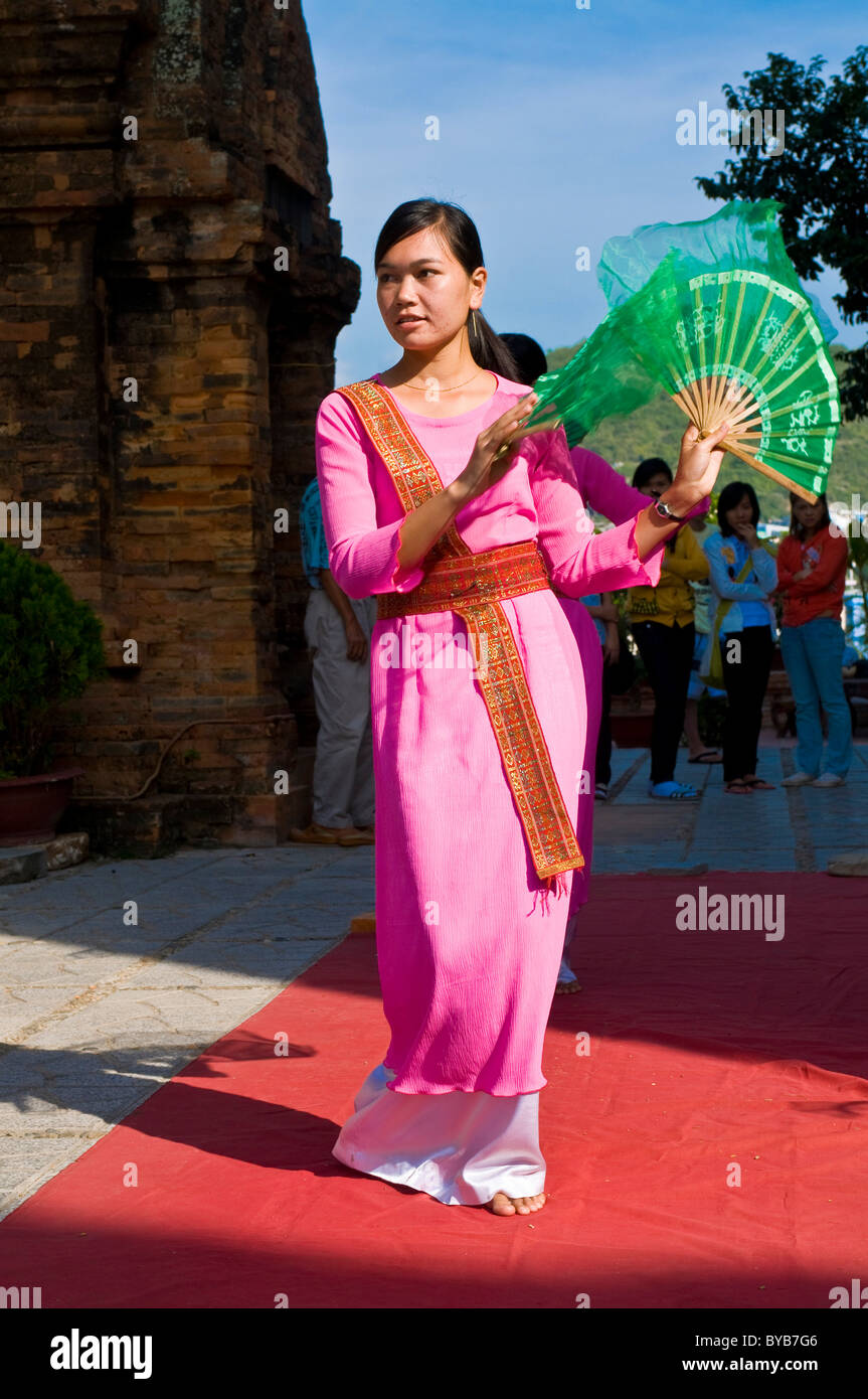 Jeune femme avec ventilateur, Po Nagar, un temple Cham tower, Nha Trang, Vietnam, Asie Banque D'Images